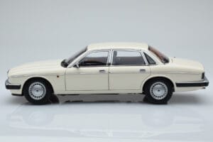 Jaguar XJ6 XJ40 Glacier Wit Almost Real 1:18 810542 Metaal — afbeelding 4 van 11