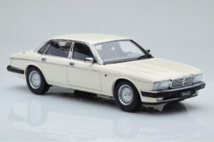 Jaguar XJ6 XJ40 Glacier Wit Almost Real 1:18 810542 Metaal — afbeelding 6 van 11
