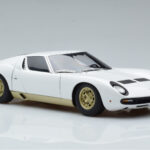 Lamborghini Miura SV Wit AUTOart 1:18 - image 6 of 8