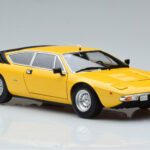 Lamborghini Urraco Geel Kyosho 1:18 - image 6 of 10