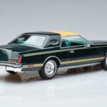 Lincoln Continental Mark V Donkergroen MCG 1:18 MCG18404 Metaal - image 2 of 6