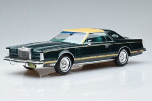 Lincoln Continental Mark V Donkergroen MCG 1:18 MCG18404 Metaal