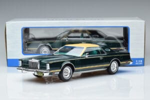 Lincoln Continental Mark V Donkergroen MCG 1:18 MCG18404 Metaal — afbeelding 6 van 6