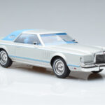 Lincoln Continental Mark V Zilver MCG 1:18 - image 4 of 6