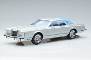Lincoln Continental Mark V Zilver MCG 1:18