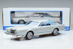 Lincoln Continental Mark V Zilver MCG 1:18 MCG18403 Metaal — afbeelding 6 van 6