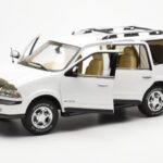 Lincoln Navigator Wit AUTOart 1:18 - image 2 of 8