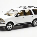Lincoln Navigator Wit AUTOart 1:18