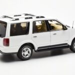 Lincoln Navigator Wit AUTOart 1:18 - image 3 of 8