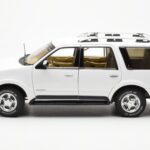 Lincoln Navigator Wit AUTOart 1:18 - image 4 of 8