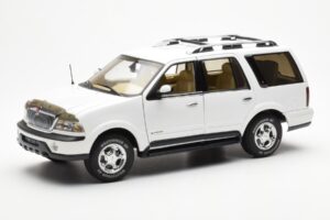Lincoln Navigator Wit AUTOart 1:18 72761