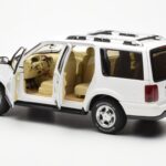 Lincoln Navigator Wit AUTOart 1:18 - image 5 of 8