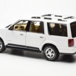 Lincoln Navigator Wit AUTOart 1:18 - image 7 of 8