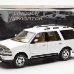 Lincoln Navigator Wit AUTOart 1:18 - image 8 of 8