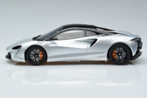McLaren Artura Zilver GT Spirit 1:18 GT873 Hars — afbeelding 3 van 6