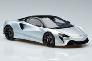 McLaren Artura Zilver GT Spirit 1:18 GT873 Hars — afbeelding 4 van 6