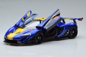 McLaren P1 GTR Blauw Met Gele Strepen AUTOart 1:18 81542 Composiet — afbeelding 2 van 7