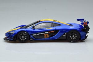 McLaren P1 GTR Blauw Met Gele Strepen AUTOart 1:18 81542 Composiet — afbeelding 4 van 7