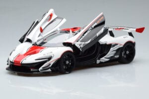 McLaren P1 GTR Hoogglans Wit Met Rode Strepen AUTOart 1:18 81541 Composiet — afbeelding 2 van 7