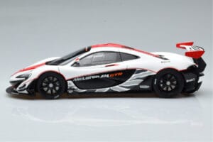 McLaren P1 GTR Hoogglans Wit Met Rode Strepen AUTOart 1:18 81541 Composiet — afbeelding 4 van 7
