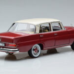 Mercedes 200 W110 Rood Norev 1:18 - image 3 of 7