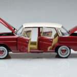 Mercedes 200 W110 Rood Norev 1:18 - image 4 of 7