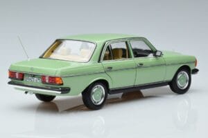 Mercedes 200 W123 Groen Norev 1:18 183796 Metaal — afbeelding 3 van 7