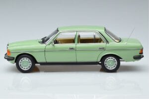 Mercedes 200 W123 Groen Norev 1:18 183796 Metaal — afbeelding 4 van 7