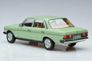Mercedes 200 W123 Groen Norev 1:18 183796 Metaal — afbeelding 6 van 7