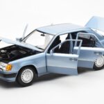 Mercedes 230E W124 Lichtblauw Metallic Norev 1:18 - image 2 of 8