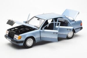 Mercedes 230E W124 Lichtblauw Metallic Norev 1:18 183945 Metaal — afbeelding 2 van 8