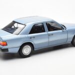 Mercedes 230E W124 Lichtblauw Metallic Norev 1:18 - image 3 of 8