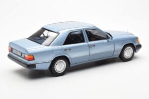 Mercedes 230E W124 Lichtblauw Metallic Norev 1:18 183945 Metaal — afbeelding 3 van 8