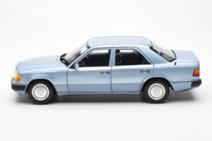 Mercedes 230E W124 Lichtblauw Metallic Norev 1:18 183945 Metaal — afbeelding 4 van 8