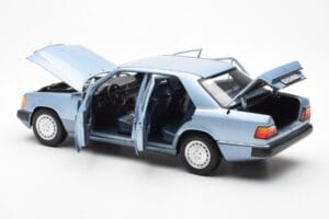 Mercedes 230E W124 Lichtblauw Metallic Norev 1:18 183945 Metaal — afbeelding 5 van 8