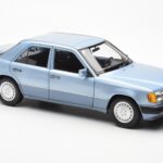 Mercedes 230E W124 Lichtblauw Metallic Norev 1:18 - image 6 of 8