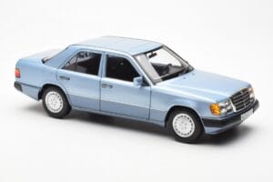 Mercedes 230E W124 Lichtblauw Metallic Norev 1:18 183945 Metaal — afbeelding 6 van 8