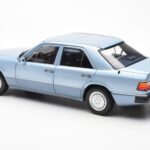 Mercedes 230E W124 Lichtblauw Metallic Norev 1:18 - image 7 of 8