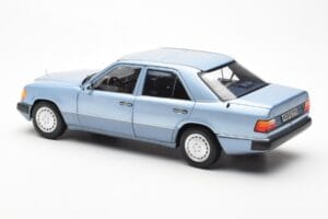 Mercedes 230E W124 Lichtblauw Metallic Norev 1:18 183945 Metaal — afbeelding 7 van 8