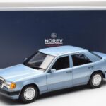Mercedes 230E W124 Lichtblauw Metallic Norev 1:18 - image 8 of 8