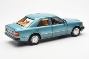Mercedes 230E W124 Beryl Metallic Dealer Editie Norev 1:18 B66040698 Metaal — afbeelding 3 van 8