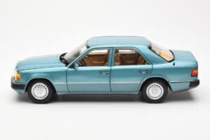Mercedes 230E W124 Beryl Metallic Dealer Editie Norev 1:18 B66040698 Metaal — afbeelding 4 van 8