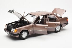 Mercedes 230E W124 Rosewood Metallic Dealer Editie Norev 1:18 B66040697 Metaal — afbeelding 2 van 8