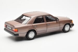 Mercedes 230E W124 Rosewood Metallic Dealer Editie Norev 1:18 B66040697 Metaal — afbeelding 3 van 8