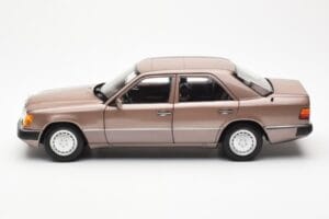 Mercedes 230E W124 Rosewood Metallic Dealer Editie Norev 1:18 B66040697 Metaal — afbeelding 4 van 8