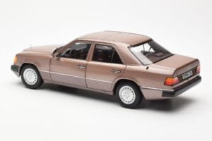 Mercedes 230E W124 Rosewood Metallic Dealer Editie Norev 1:18 B66040697 Metaal — afbeelding 7 van 8