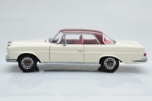 Mercedes 280 SE W108 Wit AUTOart 1:18 76287 Metaal — afbeelding 5 van 8