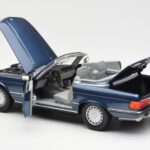 Mercedes 300 SL R107 Nautisch Blauw Norev 1:18 183466 - image 5 of 8
