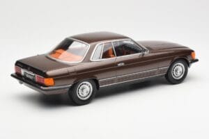 Mercedes 500 SLC C107 Bruin KK-Scale 1:18 180851 Metaal — afbeelding 2 van 6