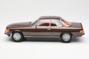 Mercedes 500 SLC C107 Bruin KK-Scale 1:18 180851 Metaal — afbeelding 3 van 6